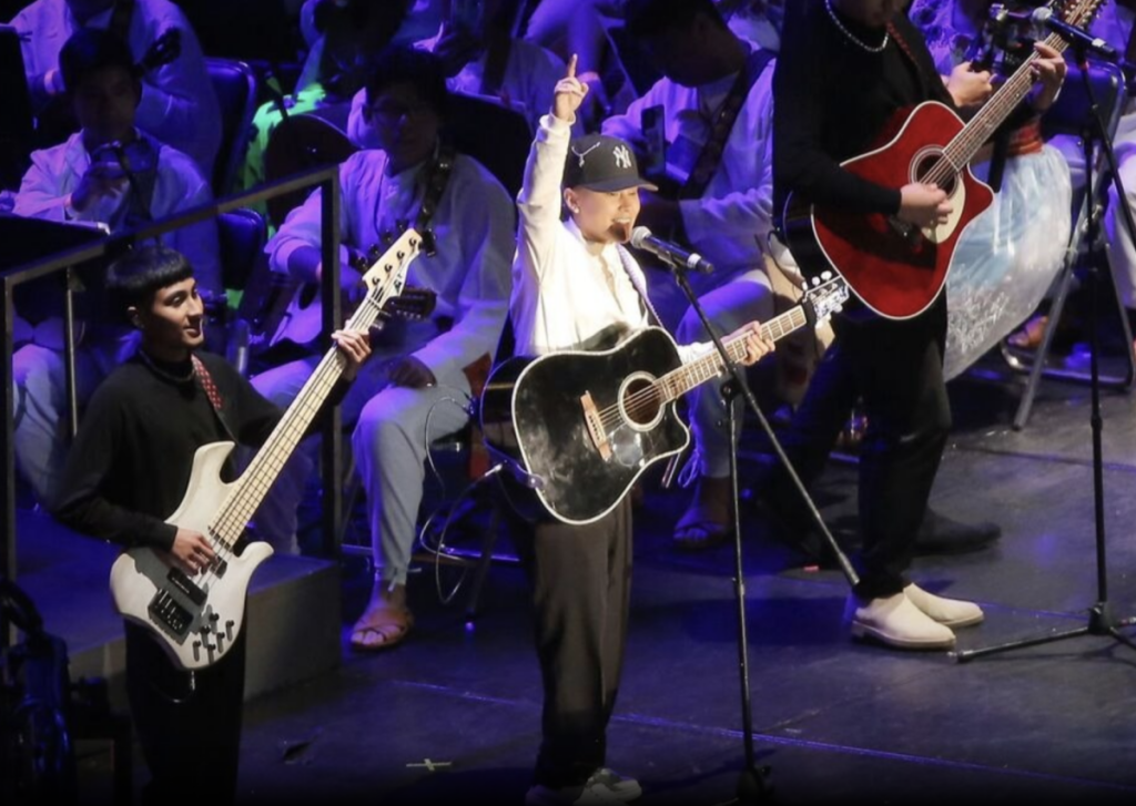 ¡Fuera! ¡fuera! les gritaron a Yahritza y su Esencia en el Zócalo.