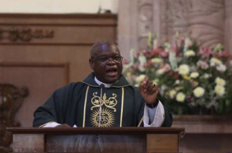 El padre Cyriaque Mounkoro fue el encargado de la primera misa en inglés en Querétaro.