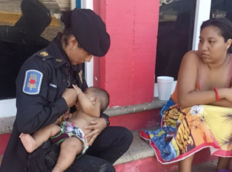 Un mujer policía de la CDMX amamantó a un bebé de cuatro meses que llevaba más de 24 horas sin comer.