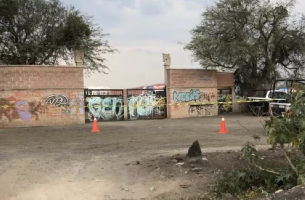 La situación en la carrera de caballos se salió de control cuando una riña asilada se generalizó.