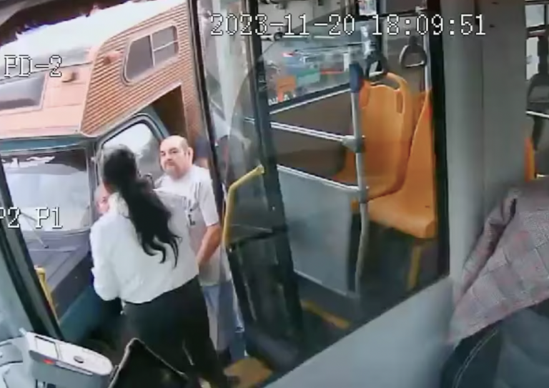 Tres personas habrían agredido a la conductora del Qrobús.