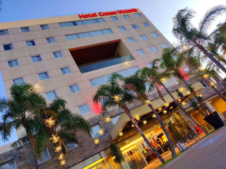 Cinco hoteles de Querétaro, incluido el Crown Victoria, promueven la electromovilidad.