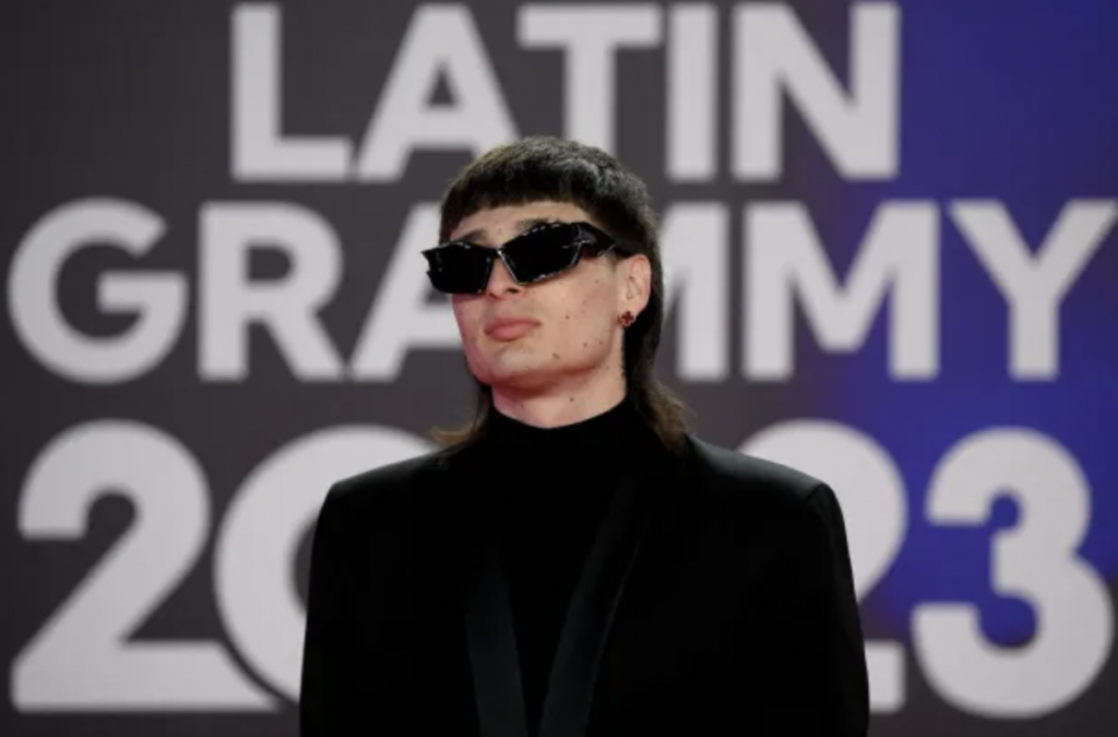 Peso Pluma fue ignorado por los transeúntes mientras cantaba en las calles de Madrid.