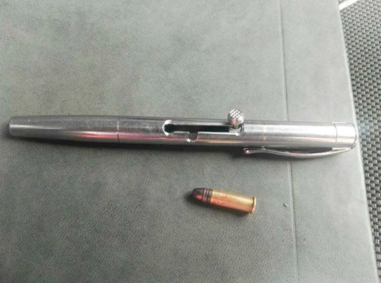 El gobernador confirmó que no se trato de una autolesión sino de un disparo por parte de otro alumno con una pistola pluma.