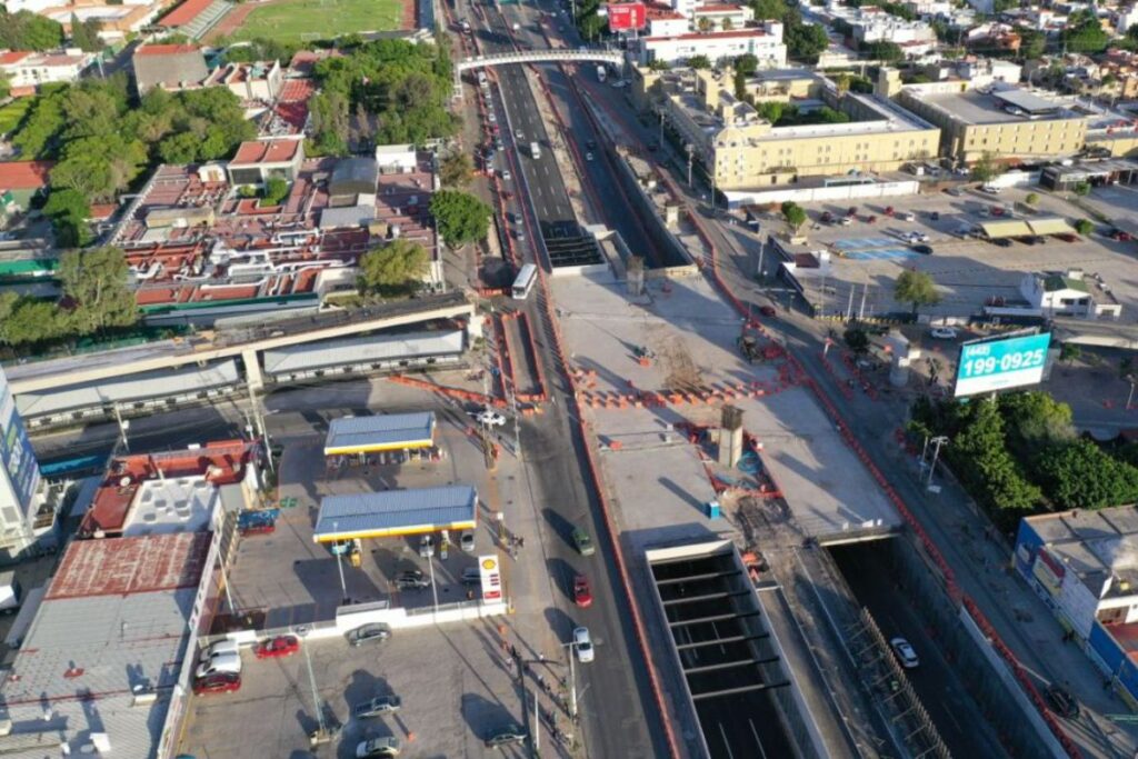 En Querétaro habilitan carriles centrales en Paseo 5 de Febrero