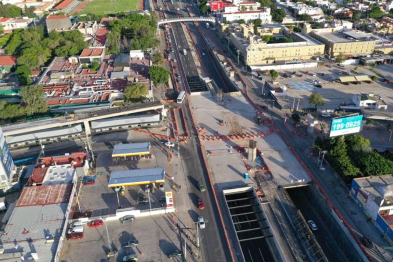 En Querétaro habilitan carriles centrales en Paseo 5 de Febrero