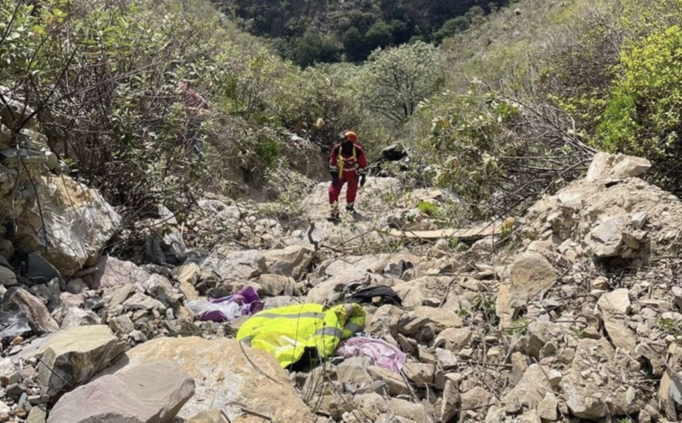 Cuerpos de Bomberos y Protección Civil llegaron al lugar para rescatar los cuerpos de las cinco víctimas del accidente en Cadereyta de Montes, Querétaro.