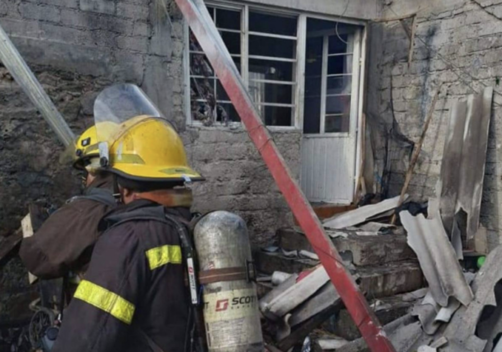 Una intensa movilización de personal de bomberos y protección civil local provocó una explosión ocurrida al interior de una vivienda en la que se almacenaba pirotecnia.