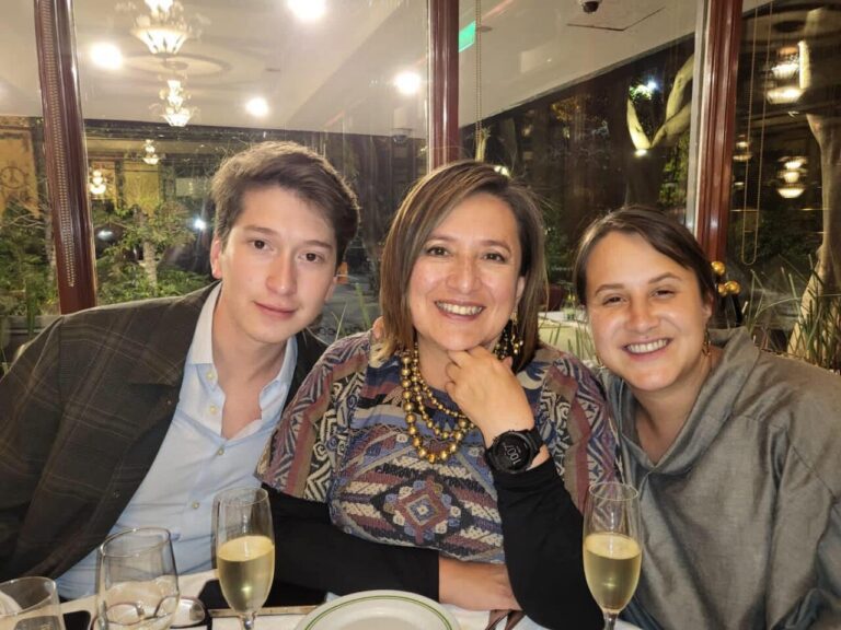 Xóchitl Gálvez integra a sus hijos a su equipo de precampaña