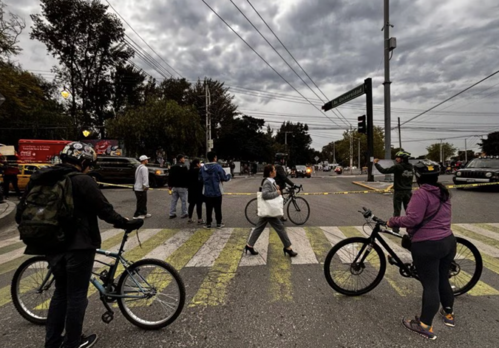 Manifestantes lanzaban huevos a los autos que invadían las cebras del cruce peatonal.