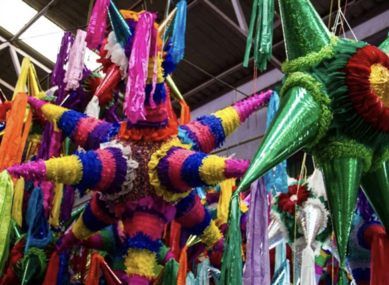 Las primeras piñatas eran de barro y tenían siete picos que representaban a los pecados capitales.