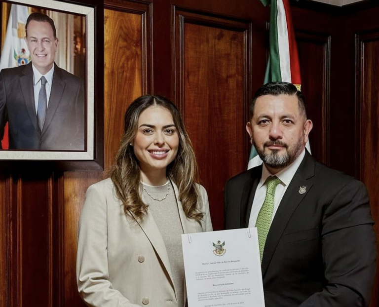 Cristina Niño de Rivera recibió su nombramiento de manos del Secretario de Gobierno.