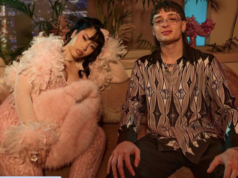 Tumbette es un estilo donde se combina lo femenino de lo coquette con elementos y accesorios relacionados con los corridos tumbados.