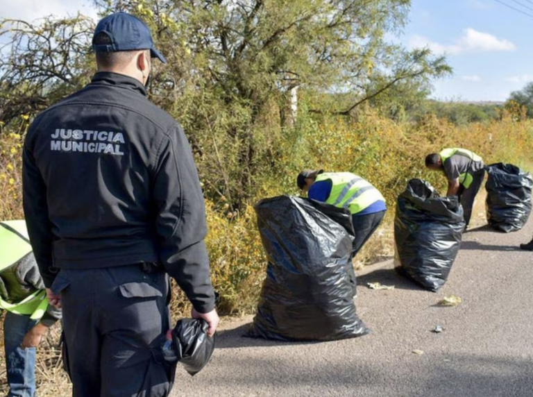 A servicio comunitario por beber en la calle en Querétaro.