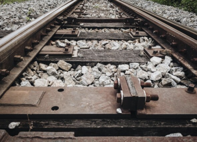 Del accidente en el que el tren embistió a un auto en Querétaro, resultó un fallecido.