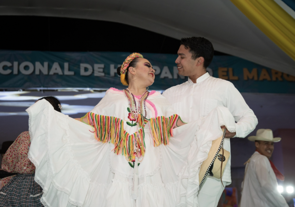 Zapateo y huapango se vivió en la plaza San Pedro, La Cañada como parte del Concurso Nacional de Huapango El Marqués 2024.