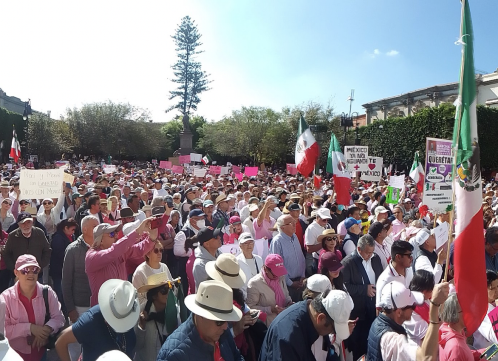 También en Querétaro se llevó a cabo la marcha en defensa de la democracia.