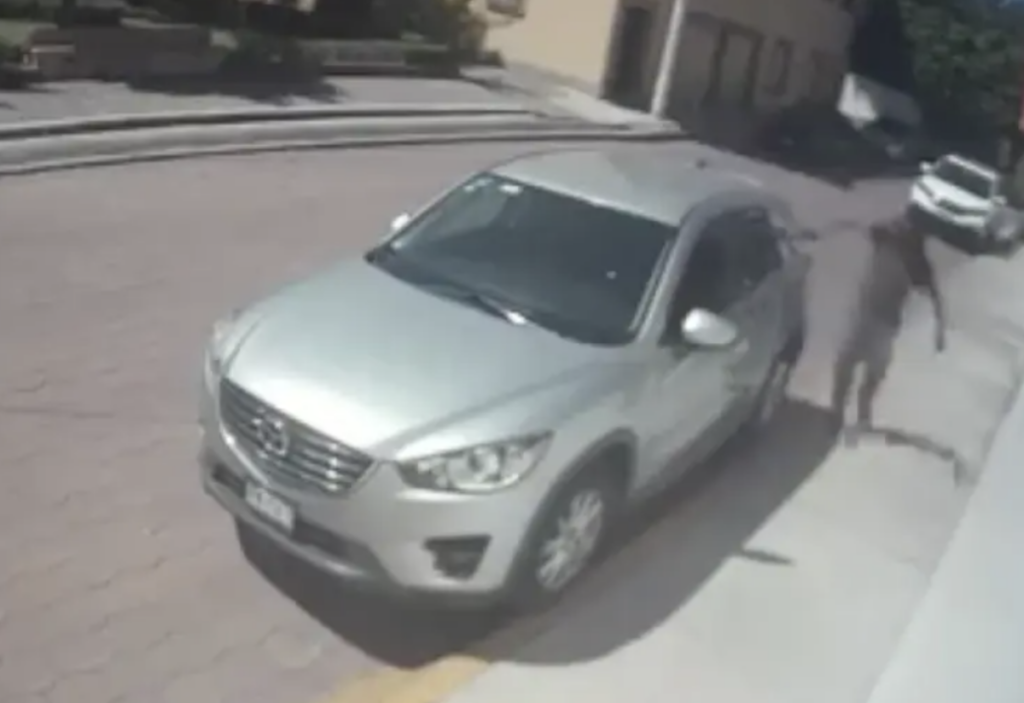 En la colonia Pathe en Querétaro era donde el sujeto rompía los cristales de los autos.