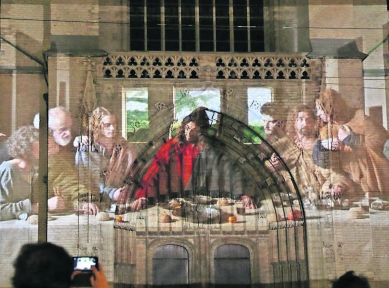 “La Última Cena” es una de las pinturas más conocidas de Leonardo Da Vinci, la obra de gran formato fue pintada entre 1494 y 1498 y representa la visión del artista, sobre la última cena entre Jesús y sus discípulos.