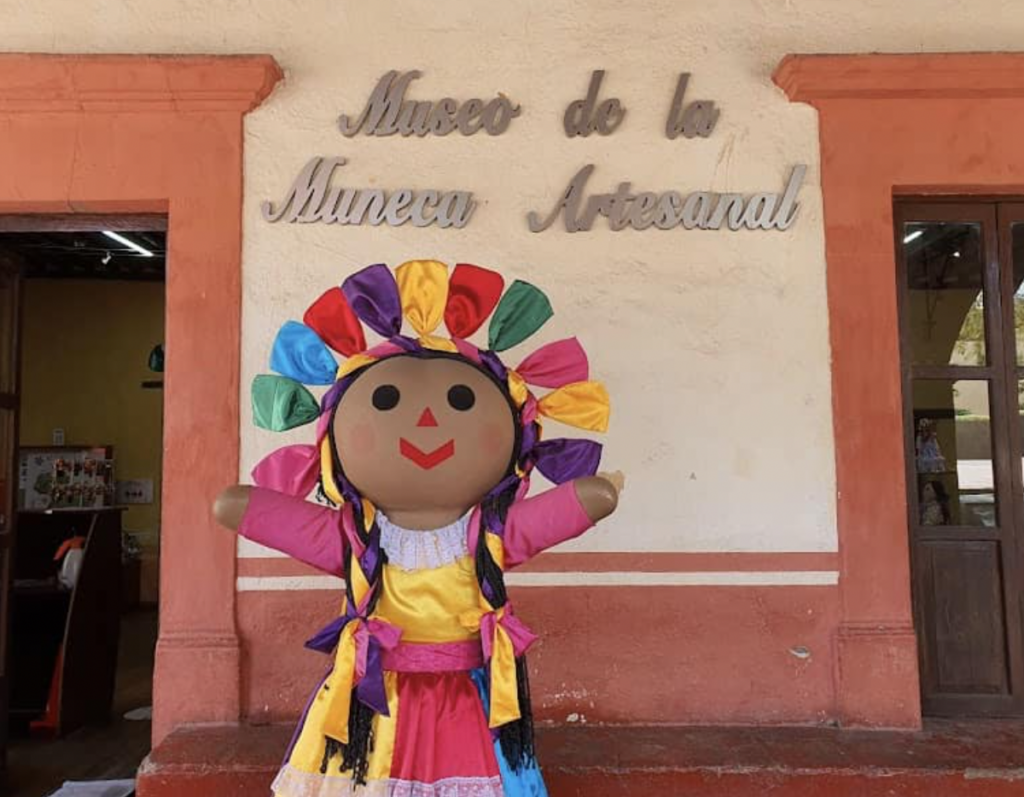 Fachada del Museo de la Muñeca Artesanal