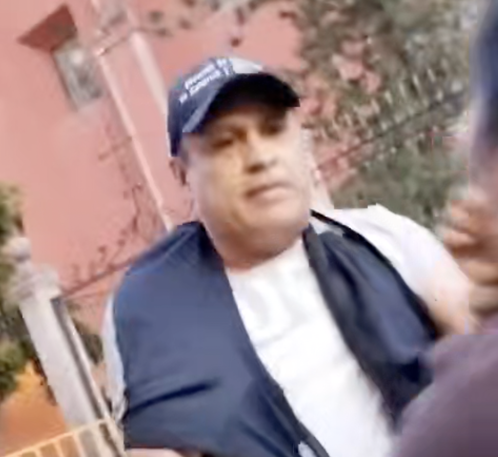 Inspector agrede a artesana indígena en Querétaro.