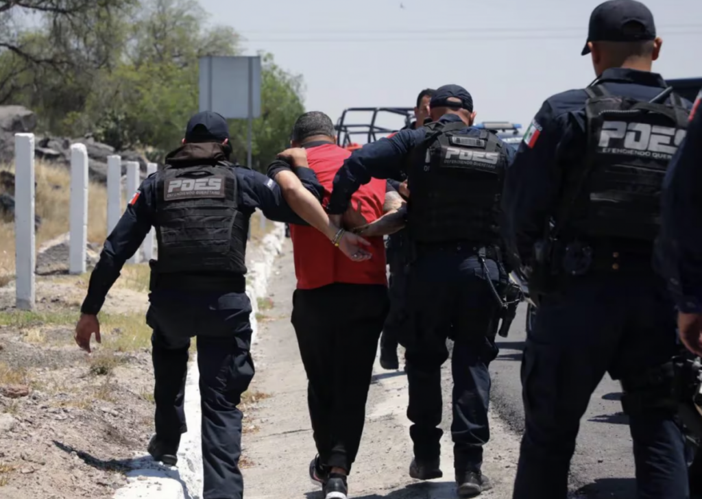 Emmanuelle “N” o "El Kevin" fue detenido en territorio queretano mientras circulaba en una camioneta tipo Tacoma.