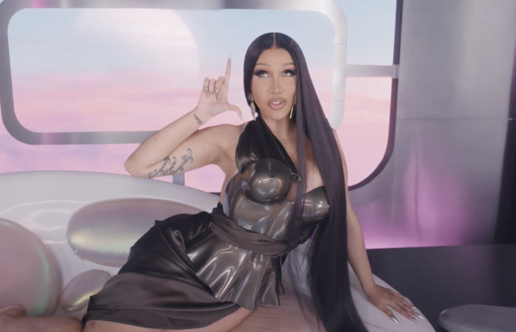 Cardi B desató polémica en redes sociales al decir que le ofende que la llamen mexicana.