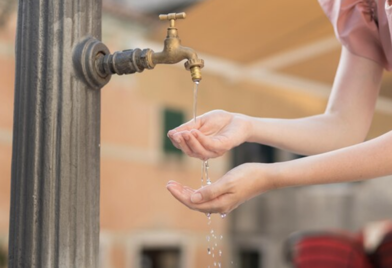 Ley en Querétaro garantizará 50 litros de agua diarios per cápita.