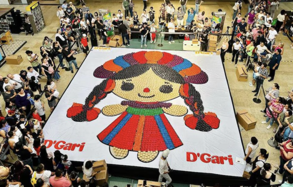 La muñeca Lele de gelatina fue elaborada con miles de vasos del rico postre.