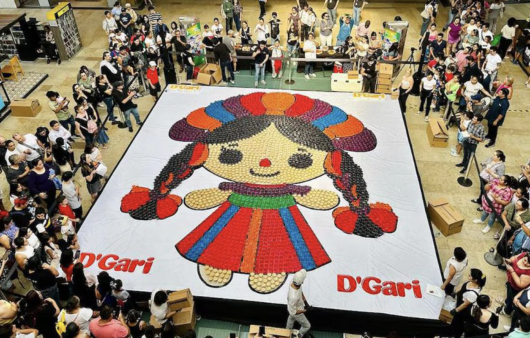 La muñeca Lele de gelatina fue elaborada con miles de vasos del rico postre.