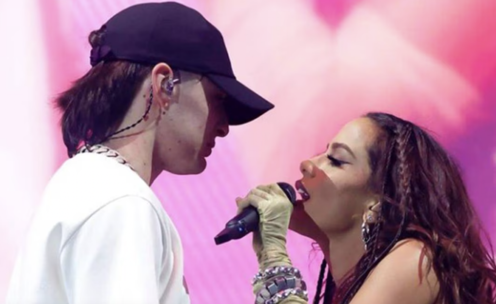 Se empieza a especular sobre un romance entre Peso Pluma y Anitta.