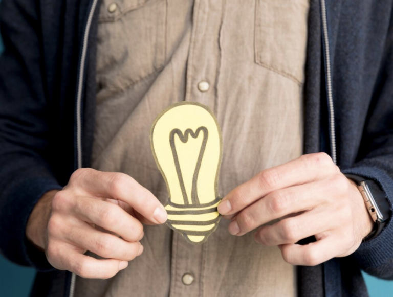 La propiedad intelectual se refiere a los derechos legales que poseen las personas sobre las creaciones de su mente, ya sean invenciones, obras literarias y artísticas, símbolos, nombres, imágenes, diseños y cualquier otra manifestación del intelecto humano.