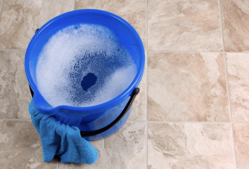 En Querétaro, por descuido de unos padres, bebé muere ahogado en cubeta con agua.