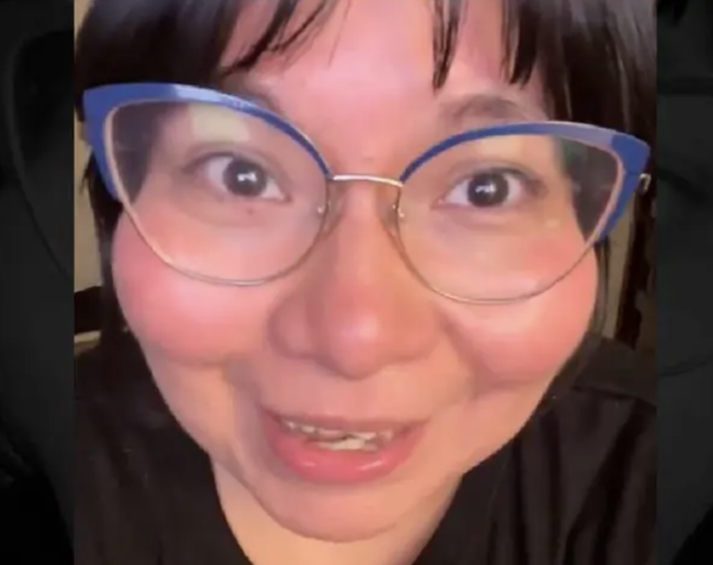 La joven espera le respeten el precio de cero pesos.