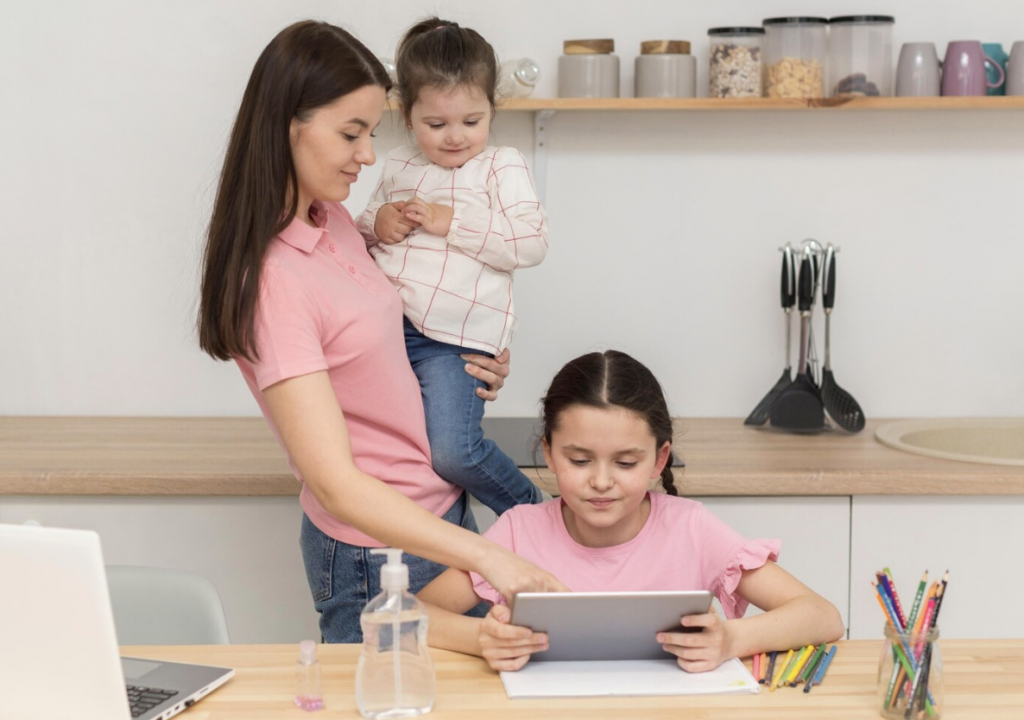 Las mamás mexicanas hacen un doble y hasta triple esfuerzo por sus hijos.