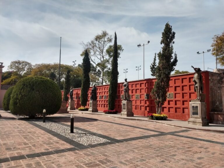 El Panteón de los Queretanos Ilustres tienen su origen entre 1840 y 1847 pero recibió su nombre actual hasta 1988.