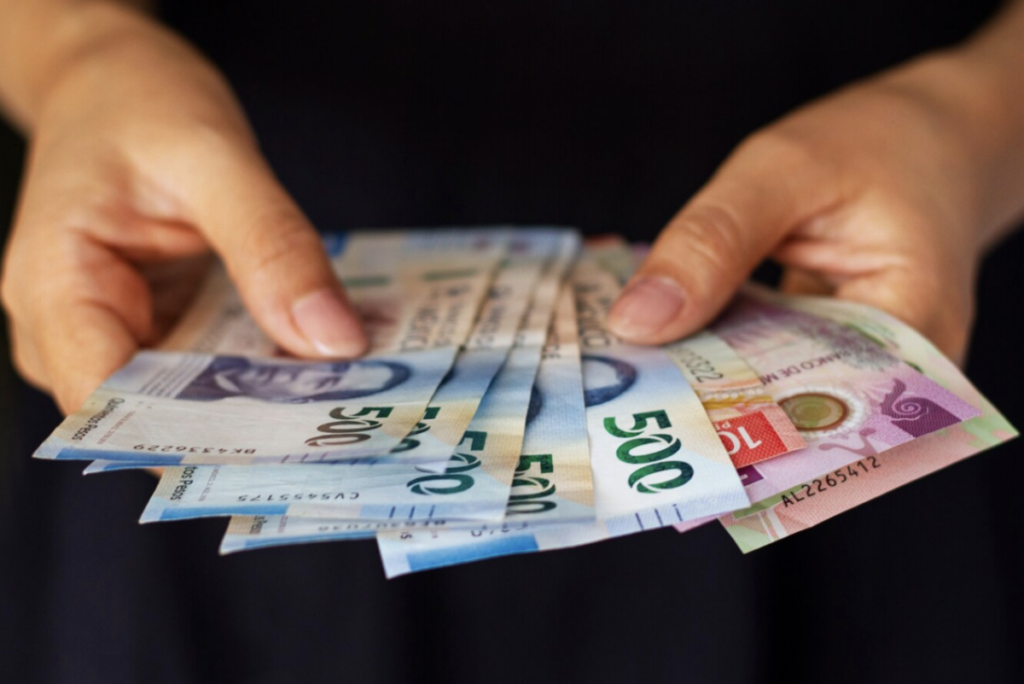 Los préstamos gota a gota yacen como espirales de deudas y hostigamiento para las mujeres.