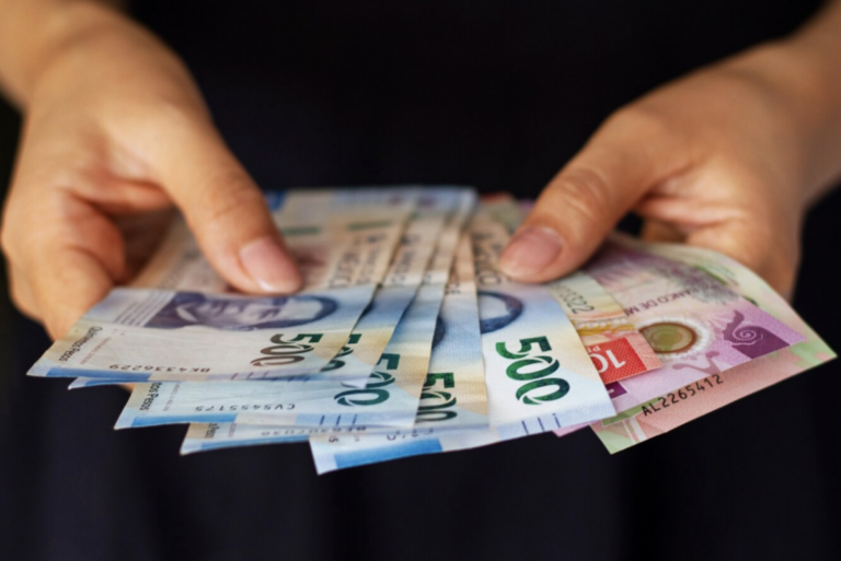 Los préstamos gota a gota yacen como espirales de deudas y hostigamiento para las mujeres.