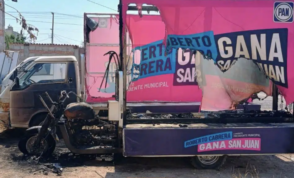 Un video muestras a dos sujetos quemando las unidades del panista.