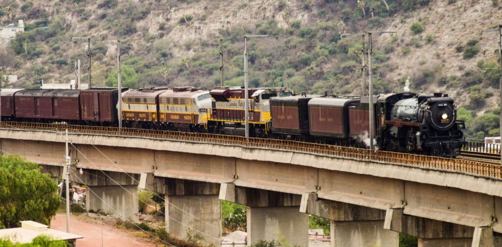 El tren de vapor "The Empress 2816" causa furor en Querétaro