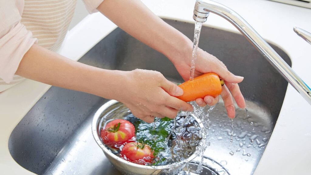 Descubre cómo reutilizar el agua de cocina