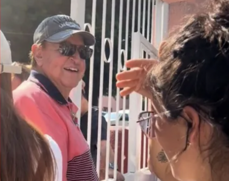 Abuchean a Carlos Villagrán "Quico" tras acudir a votar y él responde con "mentada".