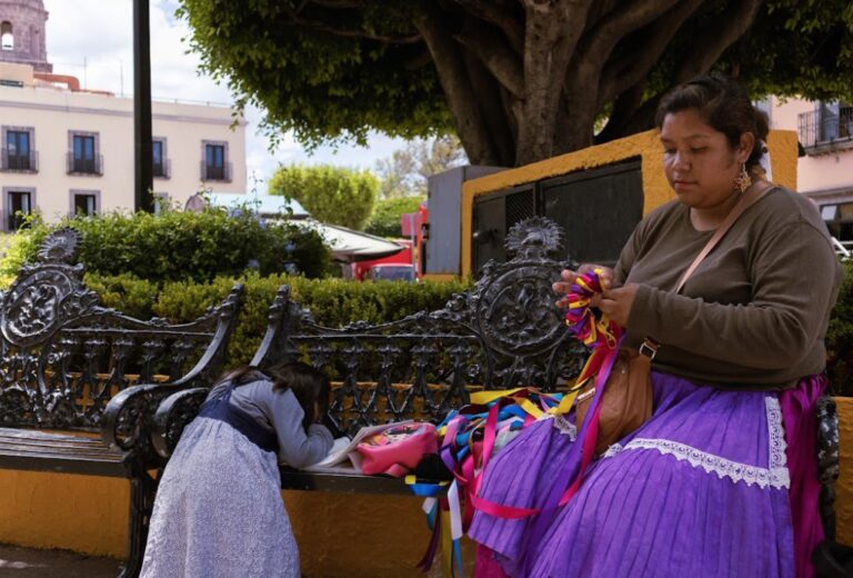 Venden artesanos en la calle por la tarde
