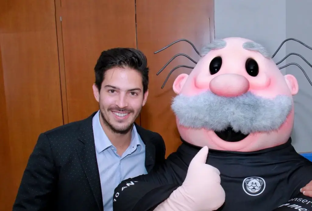 ¿Quién es Víctor González Herrera, líder de Farmacias Similares?