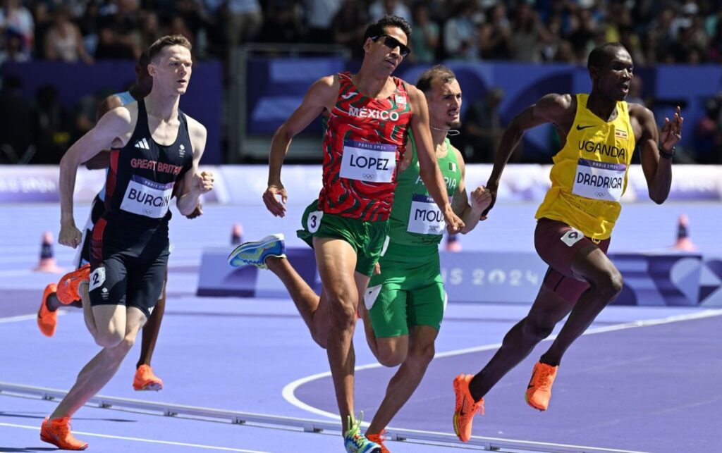 ¡A la semifinal! Tonatiu López gana el repechaje de los 800 metros planos