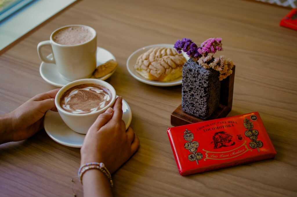 Julio César Sosa Lasso revitaliza la tradición de Chocolates La Locomotora