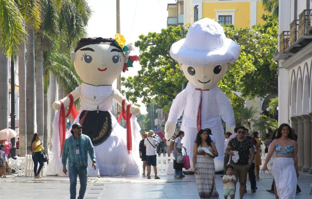 Alcaldesa Patricia Lobeira Rodríguez impulsa selfies con “Toñita”
