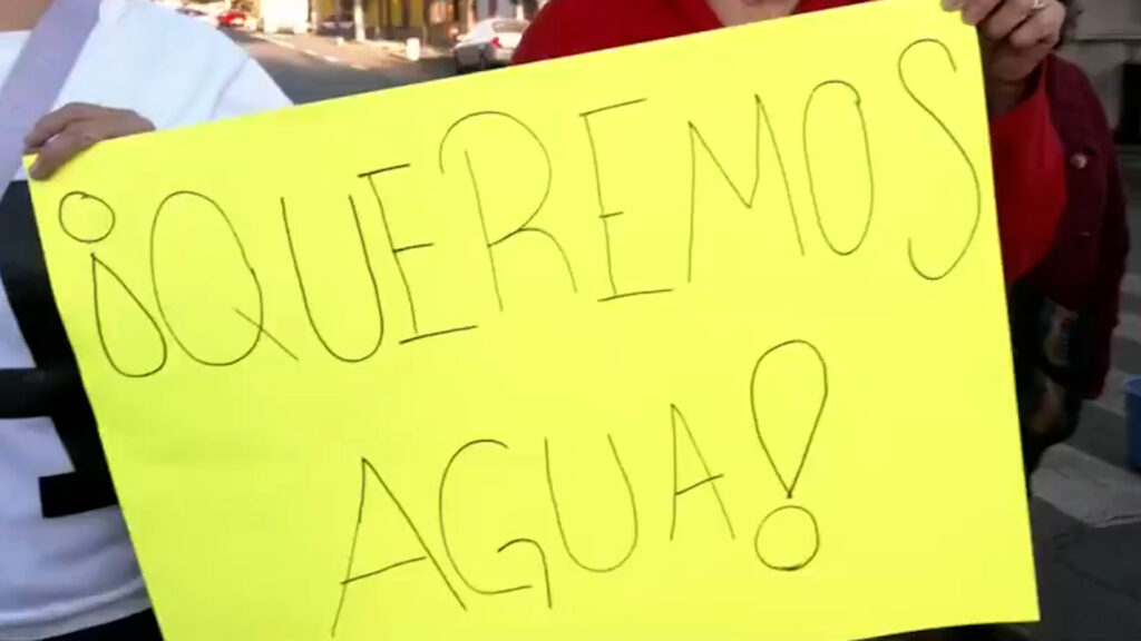 En Querétaro vecinos protestan durante competencia por falta de agua