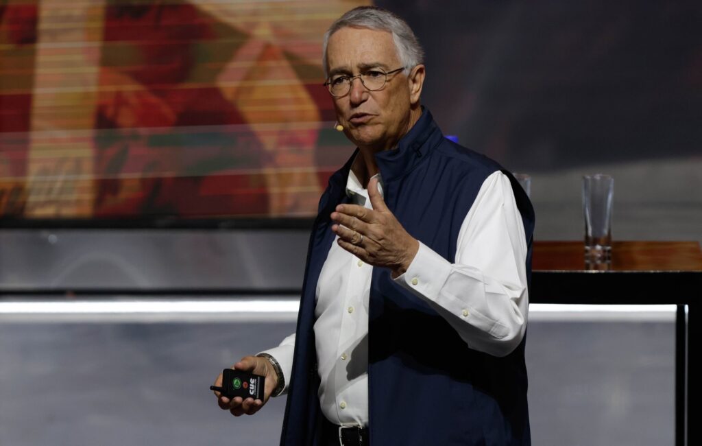 Salinas Pliego enfrenta varios frentes: deuda en EE.UU. y suspensión de Elektra en la Bolsa