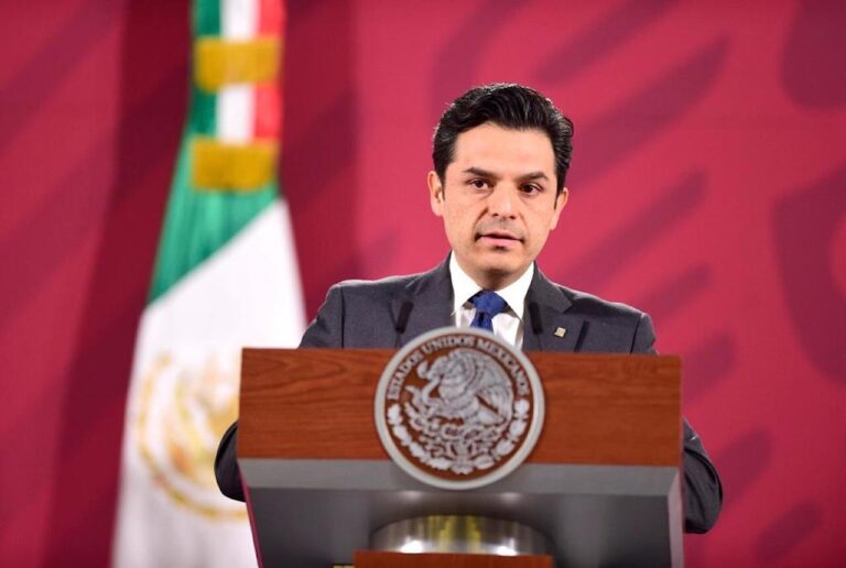 Zoé Robledo se mantiene firme en el IMSS